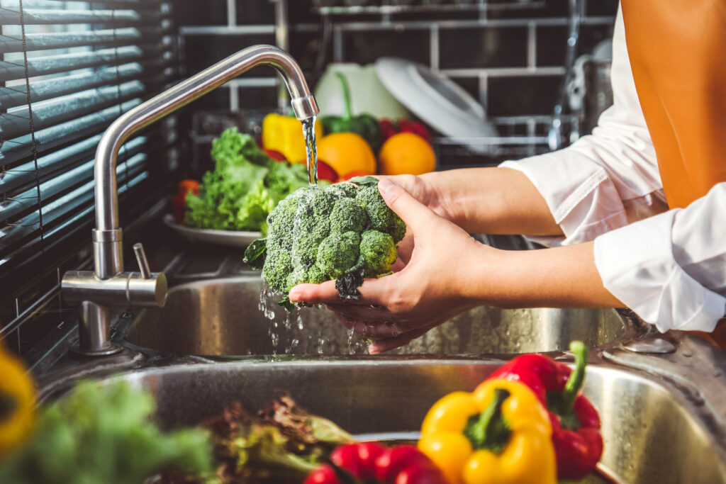 Víte, jak umýt zeleninu, ovoce a maso?