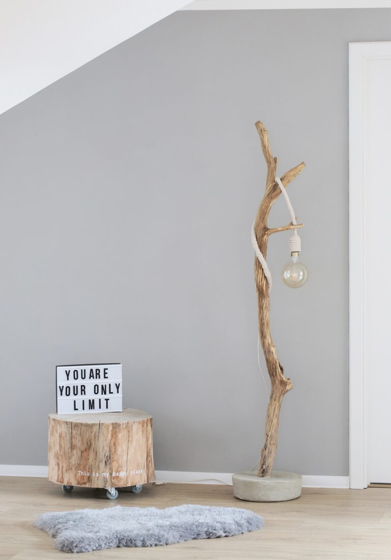 Přírodní dřevěná stojací lampa podle Jany Ardanové