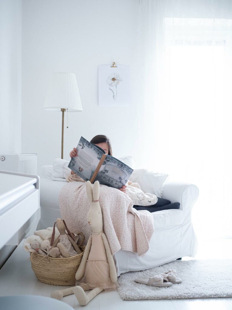 proutěný koš na hračky