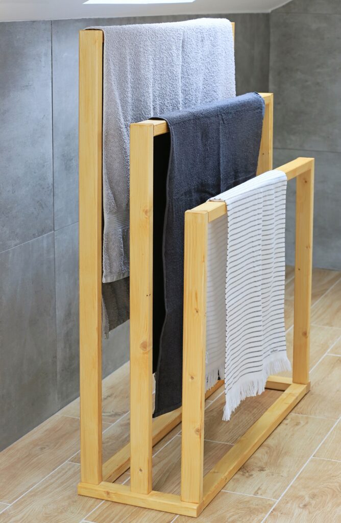 vysoký sušák na ručníky do koupelny
