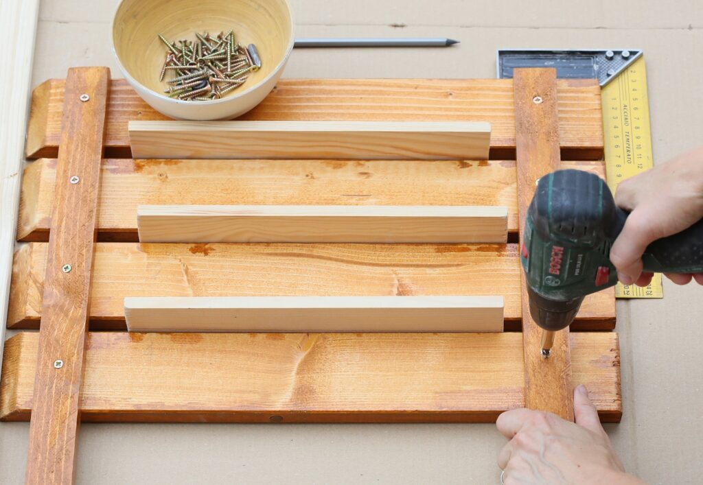 výroba dřevěného čísla na dům