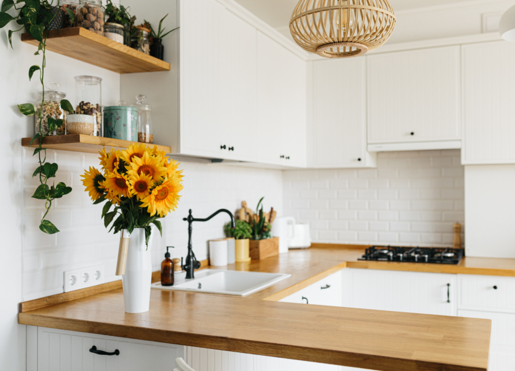 bílá kuchyně ve skandinávském stylu