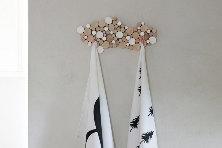 Vyrobte si dřevěný věšák z tyčí a kolíčků