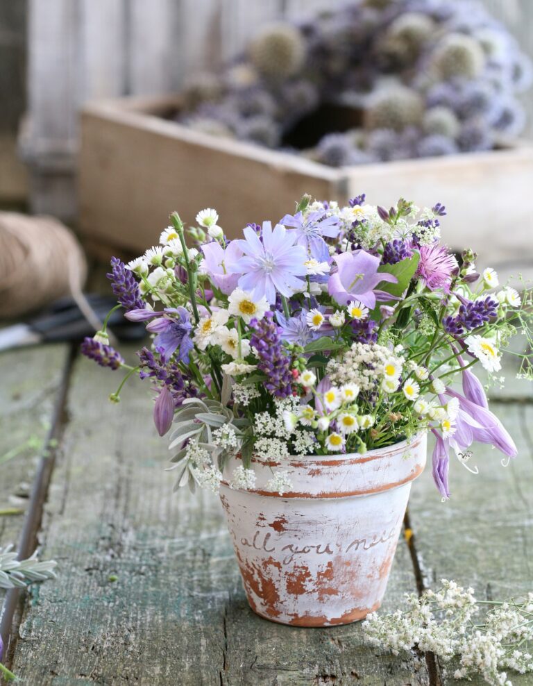 Letní aranžmá z lučních květin, nebo květináče s poselstvím