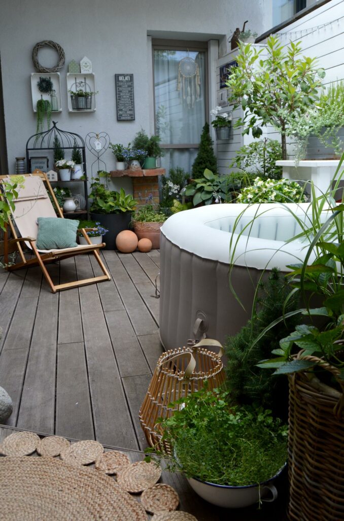 dřevená terasa s vířivkou