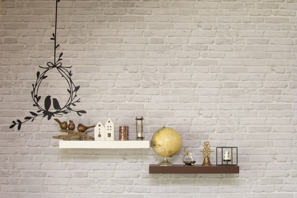 nástěnná dřevěná police