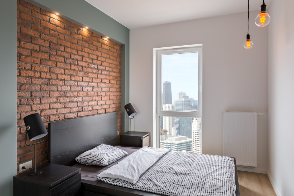 jak oživit cihlovou zeď světelnými řetězy