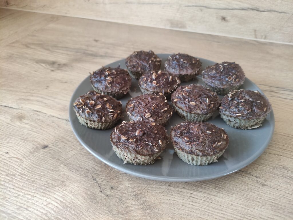 upečené pamlsky pro psa na talíři