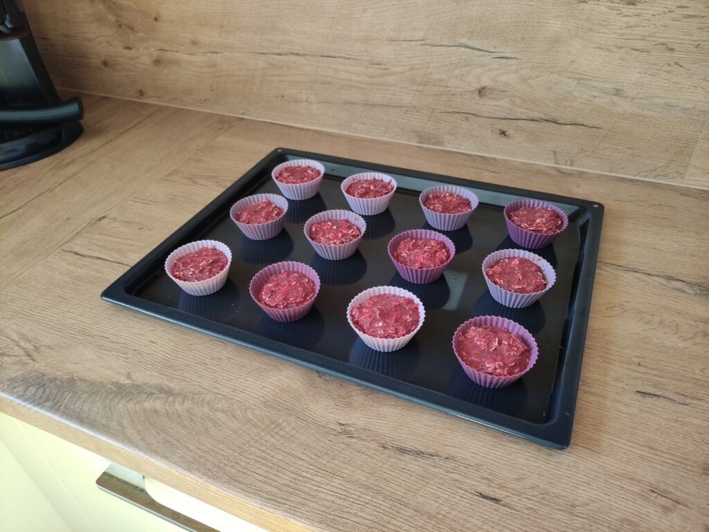 muffinové formičky na plechu naplněné těstem na domácí pamlsky pro psa