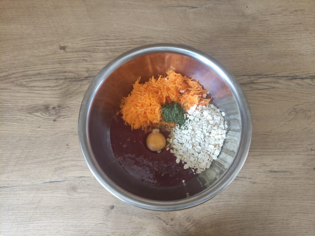 miska s nastrouhanou mrkví, vajíčkem, ovesnými vločkami a játry