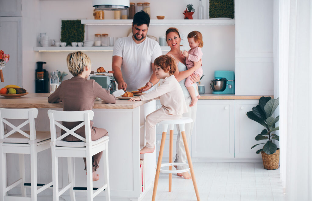 rodina snídá v kuchyni u ostrůvku