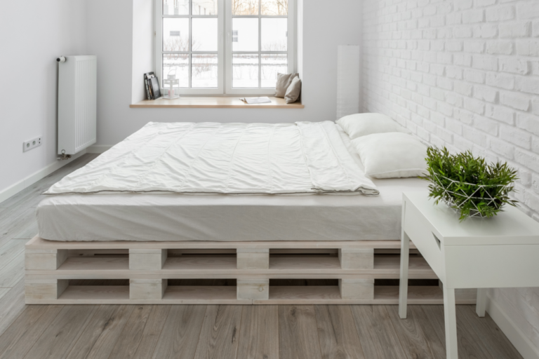 bílá postel z palet