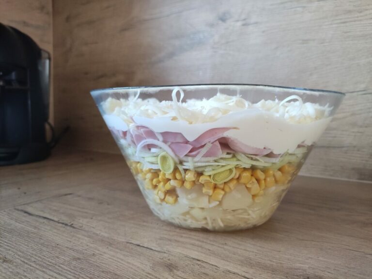 Vrstvený salát s ananasem a celerem: Tuto neobvyklou kombinaci si zamilujete!