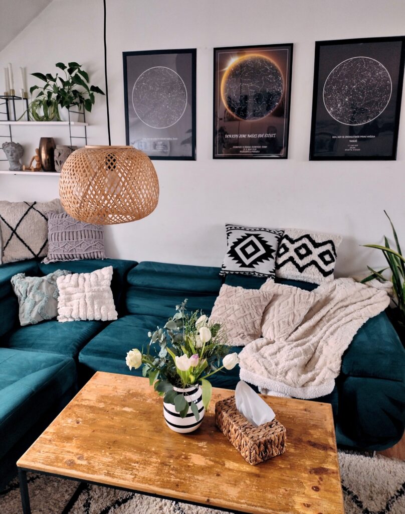 smaragdově zelený gauč v obývacem pokoji 
