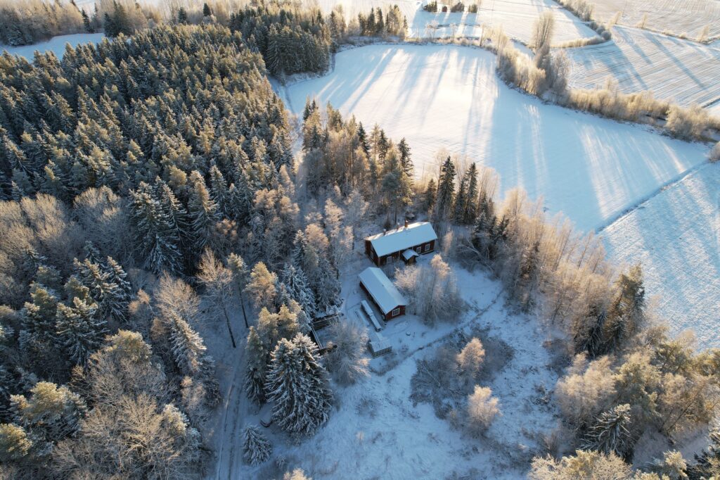 červený dům v severském stylu na finském venkově