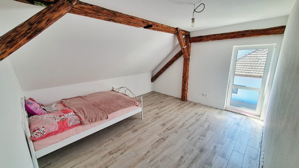 dřevěné trámy v interiéru