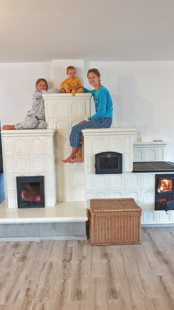 bílá kachlová kamna