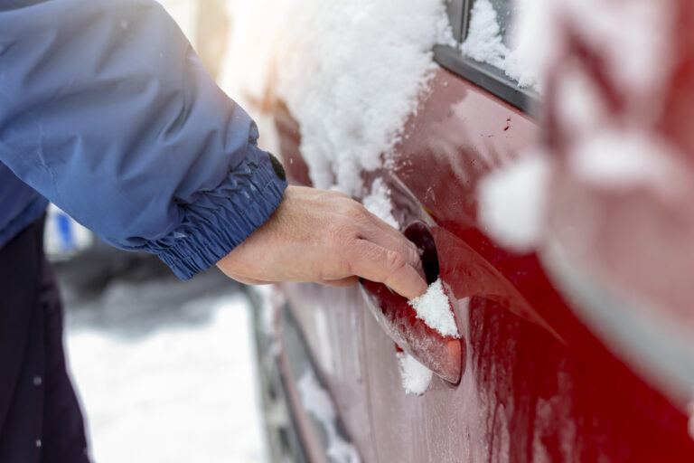 Zamrzlé dveře a zámky doma či na autě: Jak na ně?