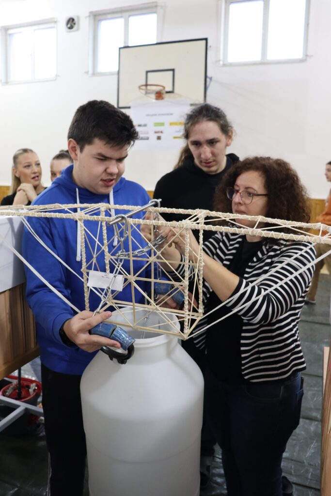 příprava modelů na zatěžkávací zkoušku a zatěžování soutěžních vzorků
