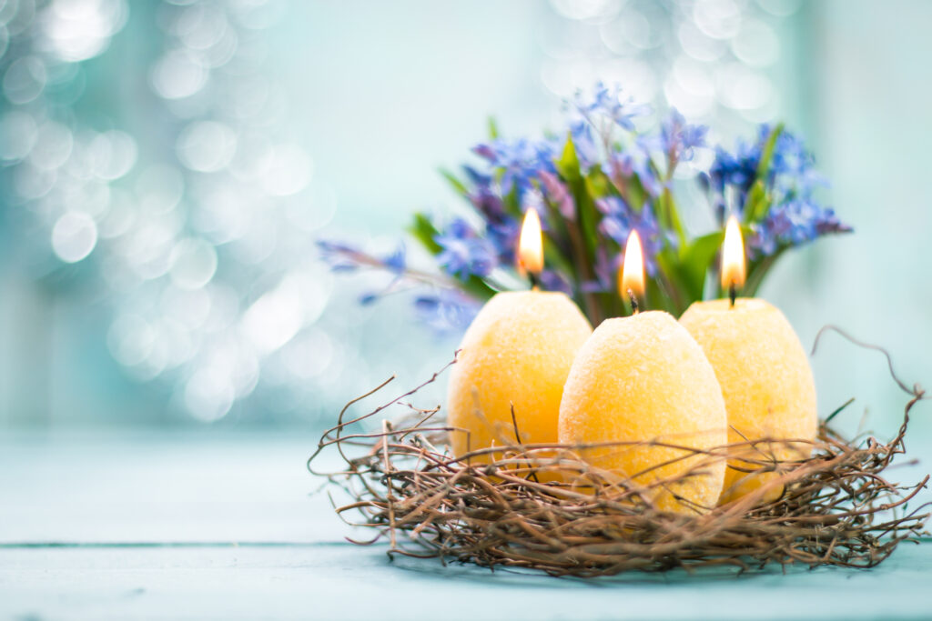 Velikonoční svíčky v jarních barvách