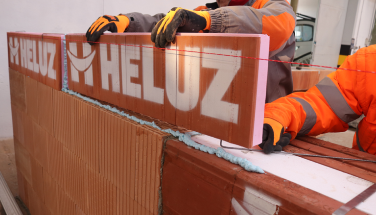 Rychlé a jednoduché řešení věnce: Proč byla vyvinuta věncovka HELUZ RAPID?