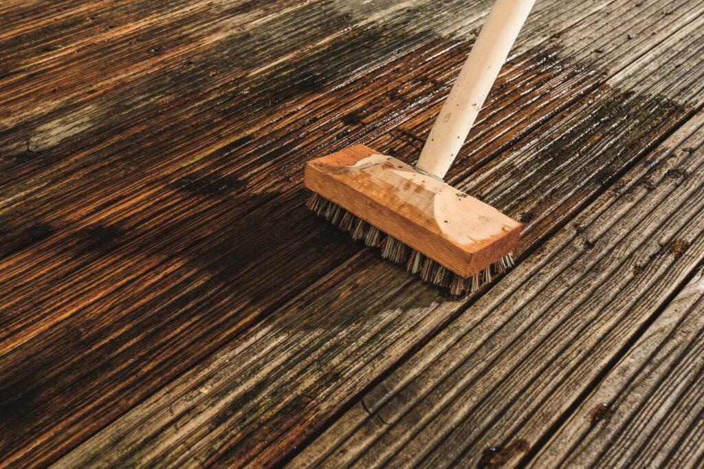 řevěná terasa vyžaduje pravidelnou údržbu