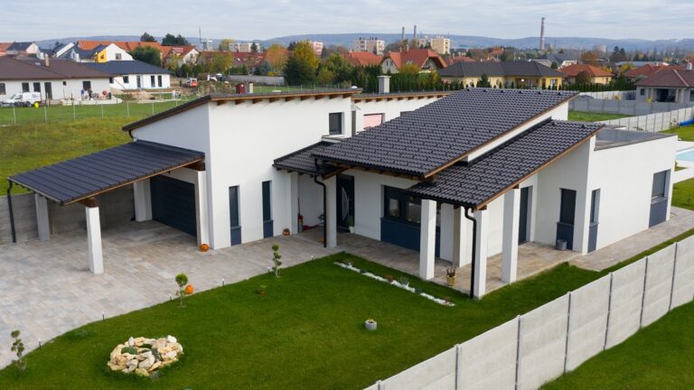 Rodinnému domu betonové střešní tašky Terran sluší