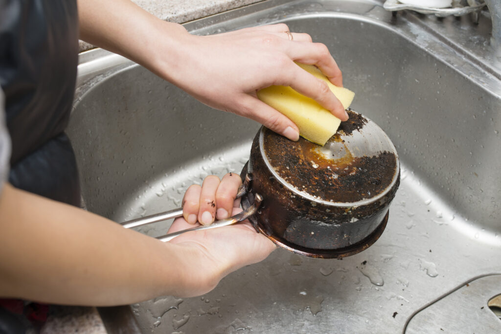 Připálený hrnec a pánev: 3 efektivní řešení pro jejich čištění
