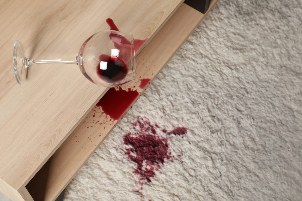 Jak vyčistit koberec a efektivně z něj odstranit skvrny od vína, krve či kávy