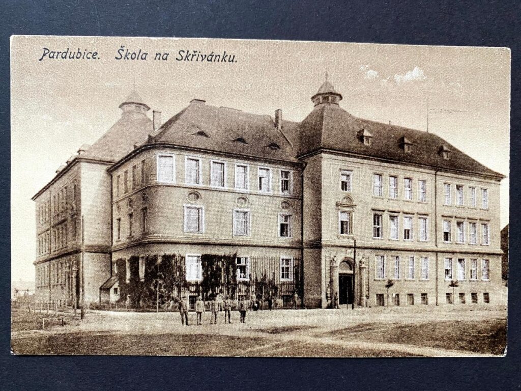historická budova školy na Skřivánku v Pardubicích
