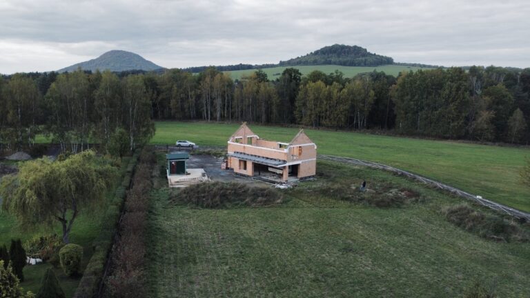 Jak postavit v CHKO moderní bydlení s vesnickým charakterem