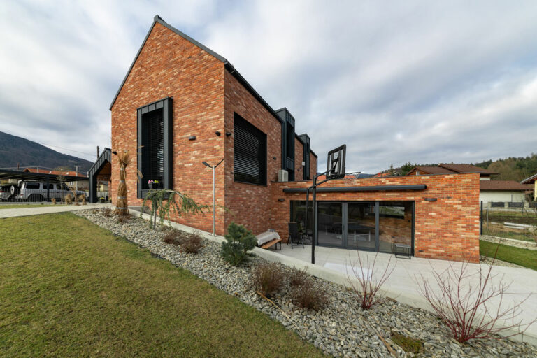 V moderním rodinném bydlení s výměnkem se u ping pongu setkávají tři generace