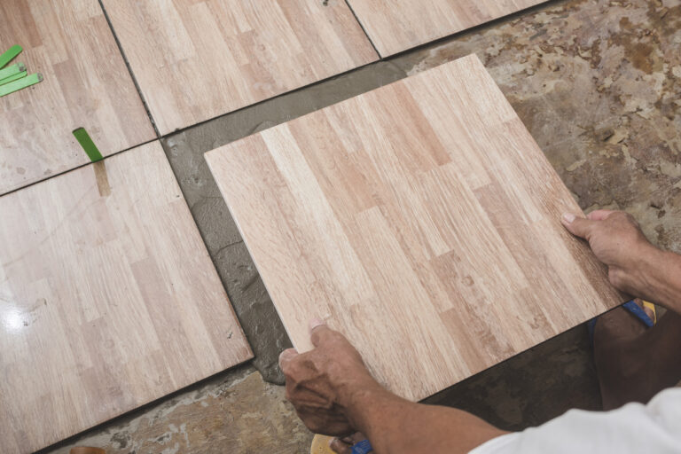 Poradíme vám, jak odstranit lepidlo z dlažby a zajistit dokonale hladký povrch pro novou podlahu