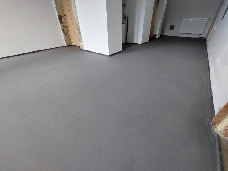 Rovná podlaha bez starostí: zkuste vylepšené samonivelační stěrky od Weber