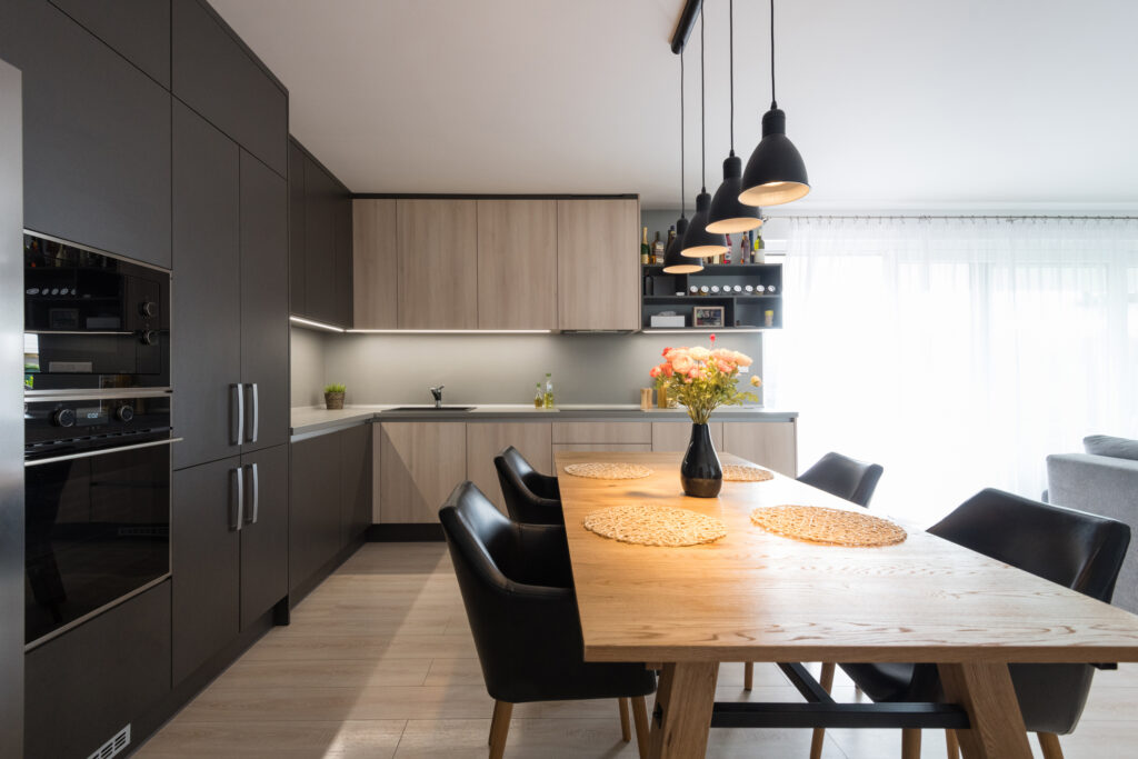 černá moderní kuchyně