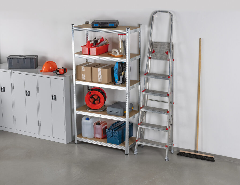 kovové regály v dílně