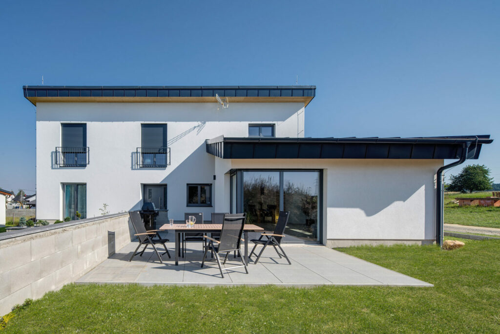 Okenní otvory osazené v kvalitně provedené hrubé stavbě, vybavené venkovním stíněním