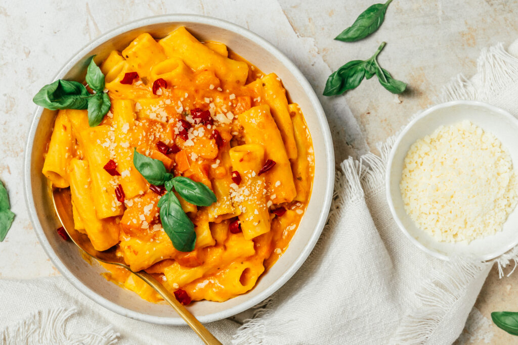 Podzimní recepty – těstoviny s dýňovou omáčkou, sýrem a čerstvou bazalkou