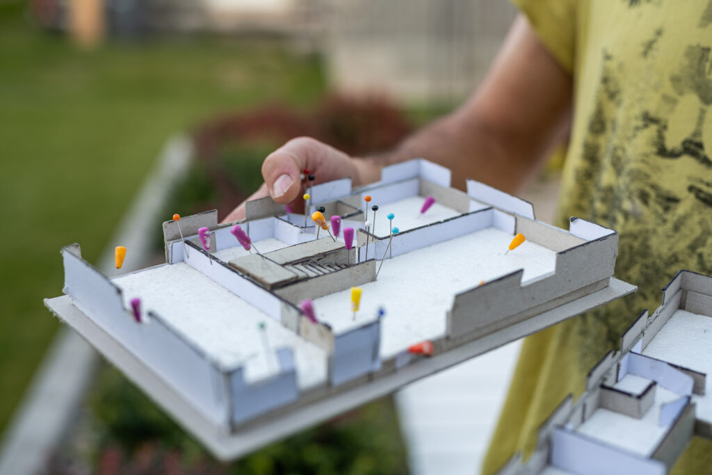 Detail kartonového modelu domu, který sloužil jako podklad pro návrh stavby.