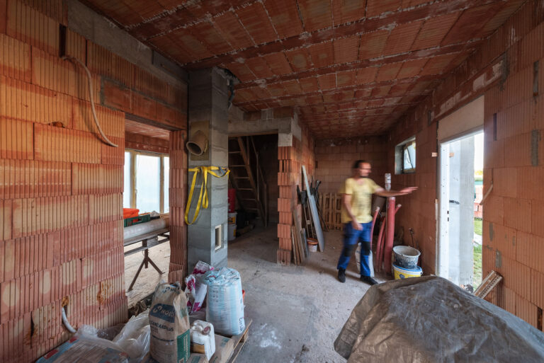 Nevidomý stavebník realizuje dům svépomocí. Kvalitu práce by se od něj mohly mnohé firmy učit.