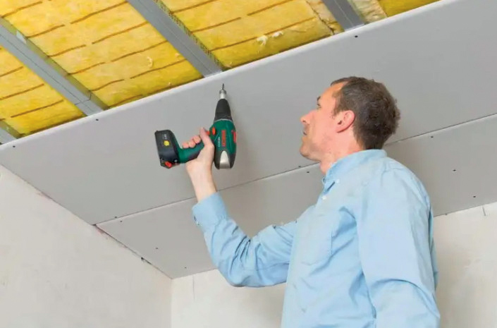 Montáž sádrokartonového podhledu s minerální izolací pomocí aku vrtačky