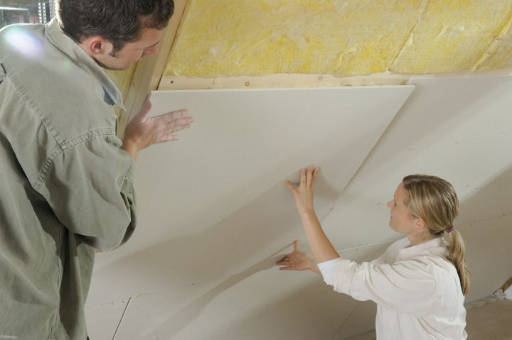 Instalace sádrokartonové desky na podkrovní stěnu s minerální izolací
