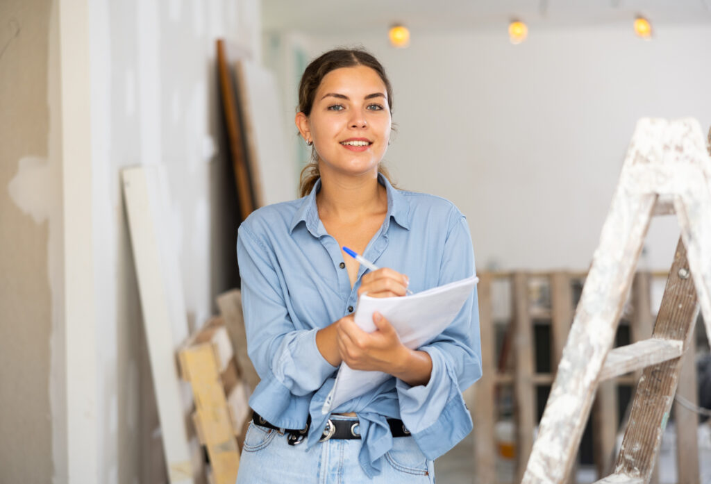 Architektka kontroluje stavbu nízkoenergetického domu