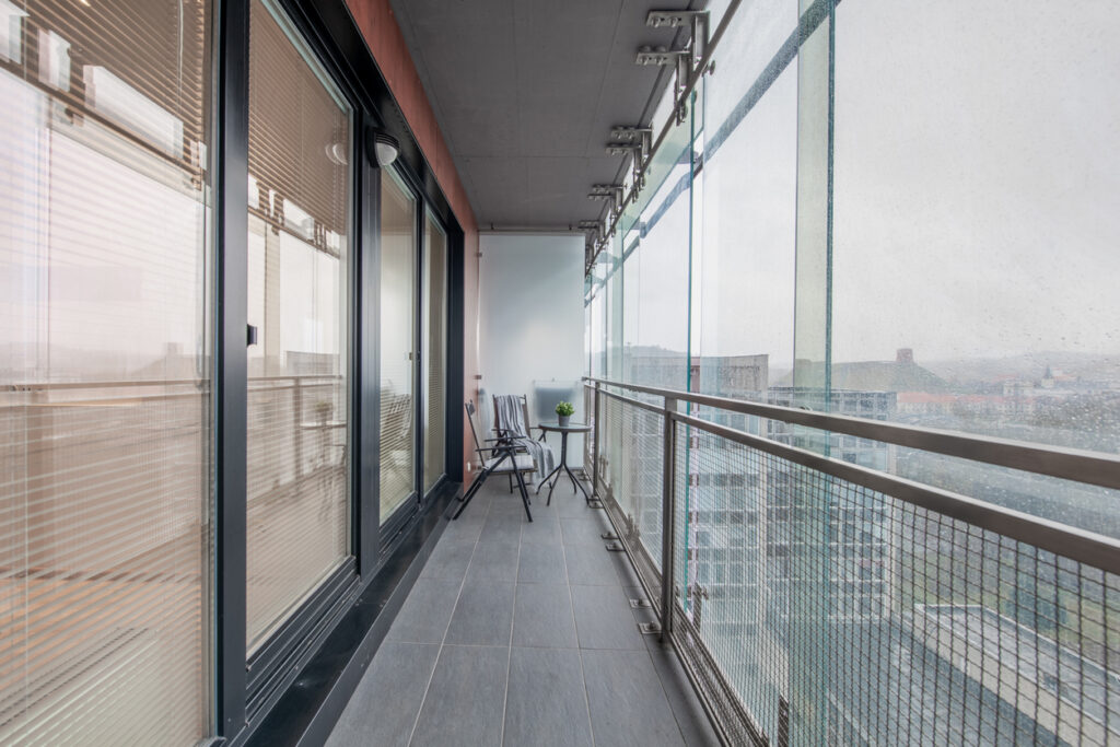 moderní balkon s posezením jako místo pro relaxaci