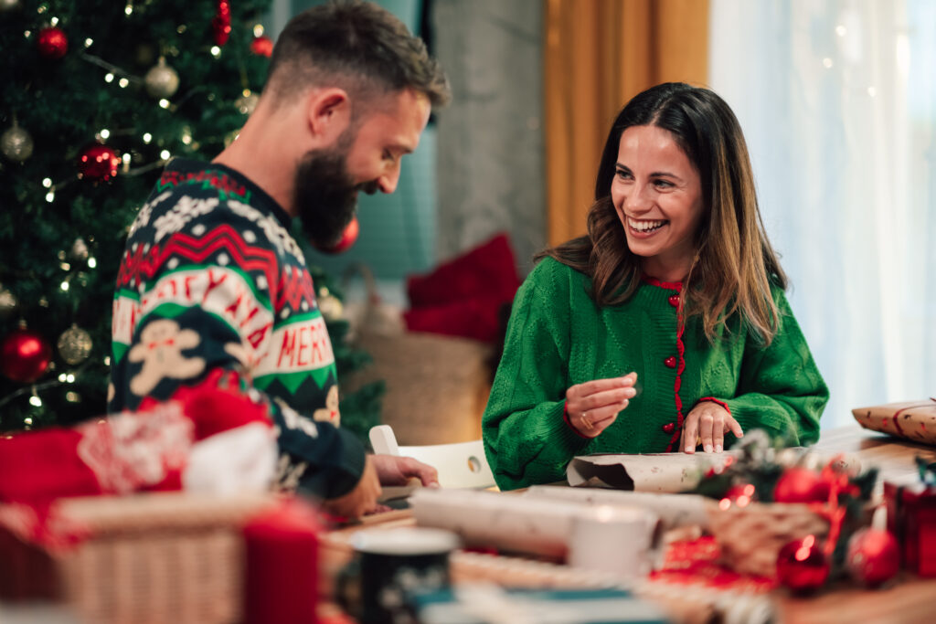 last minute dárky pro domácnost společné balení vánočních dárků u stolu v obýváku