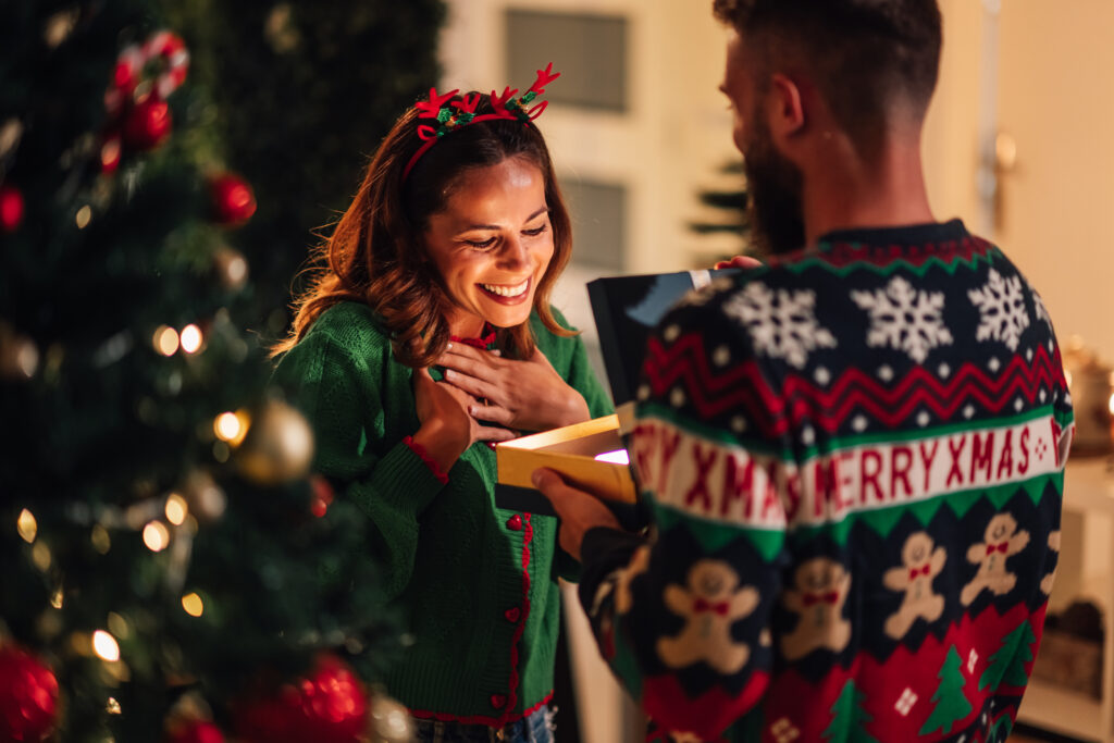 last minute dárky pro domácnost radost z předání vánočního dárku u stromku