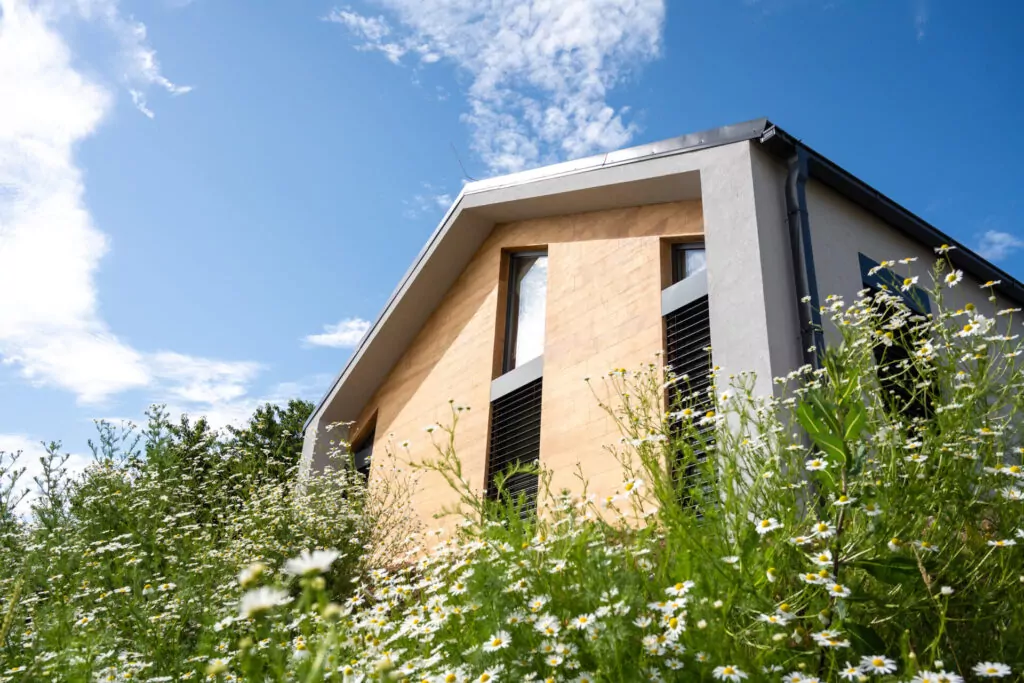 Detail fasády rodinného domu z jednovrstvého zdiva Ytong Lambda od Xella bez dodatečného zateplení